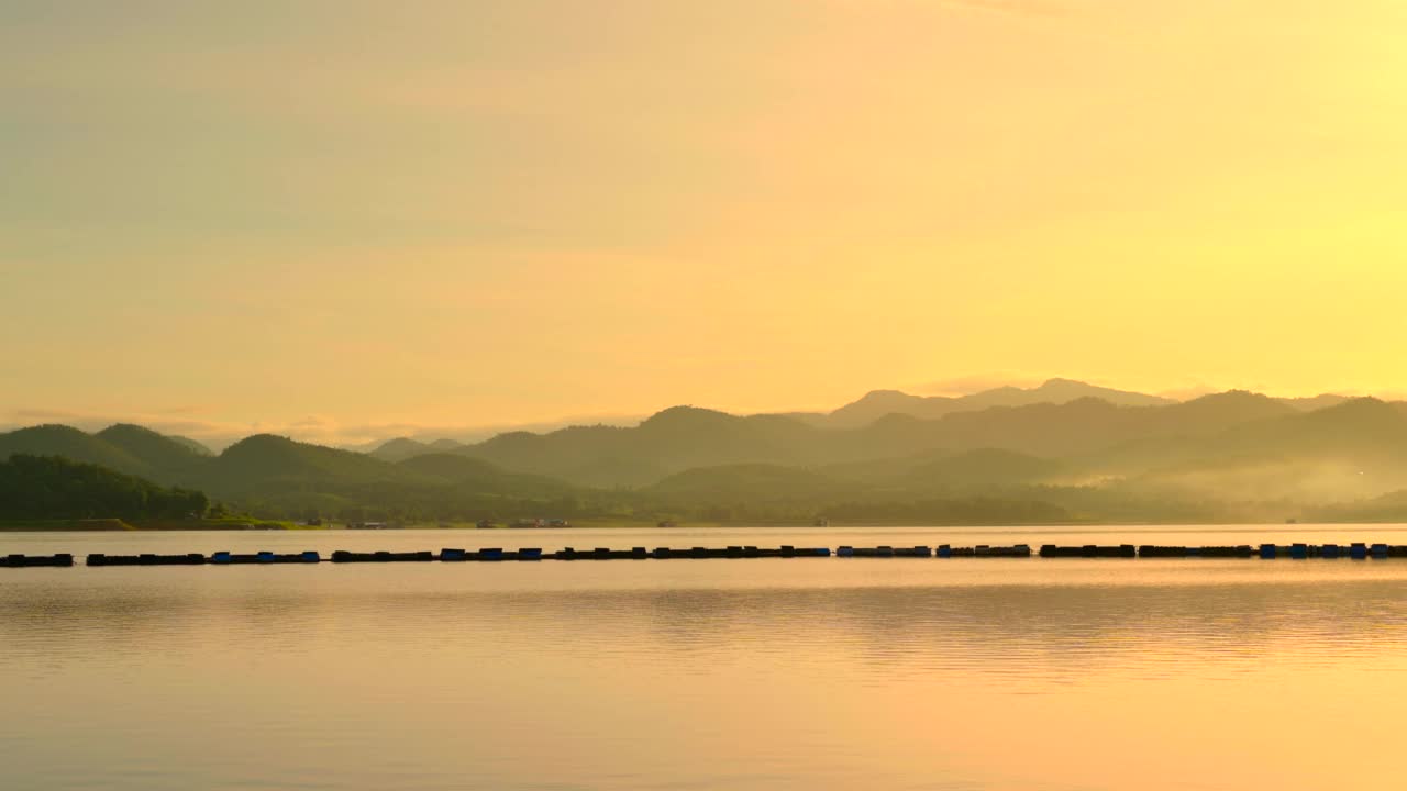 傍晚的河流、山脉和金色的天空。视频素材