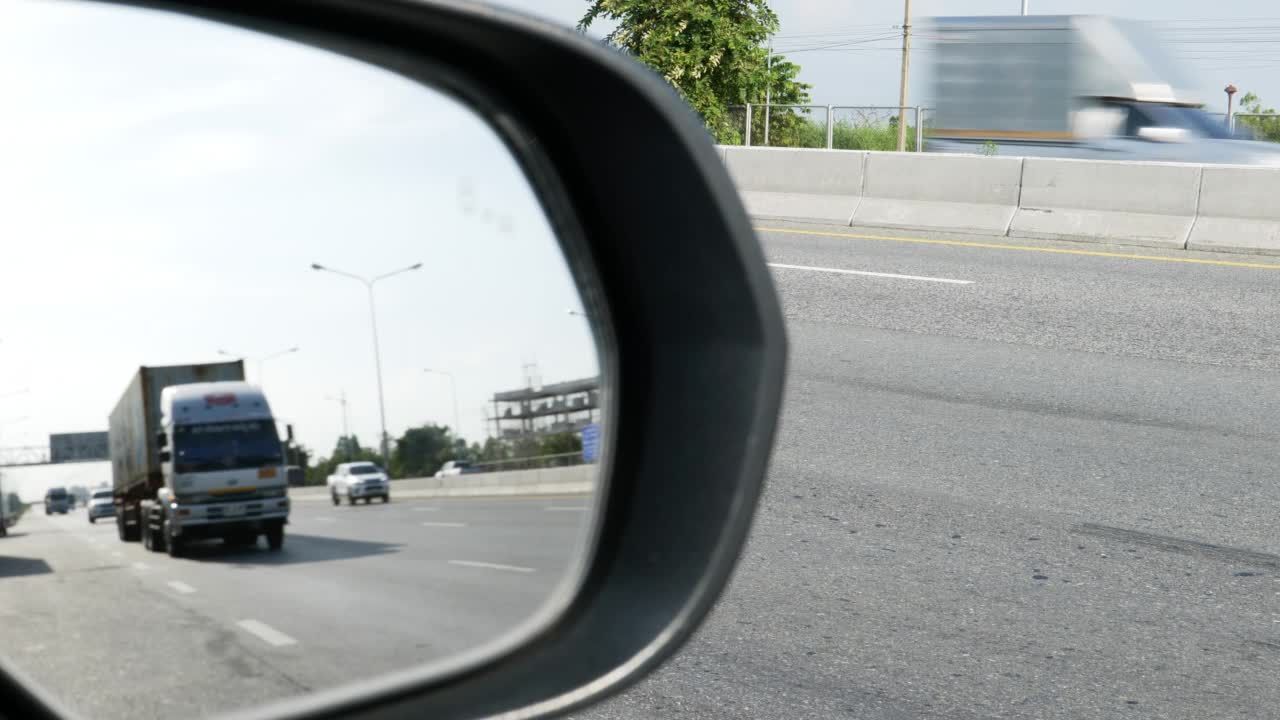 高速公路上汽车的侧窗视频素材