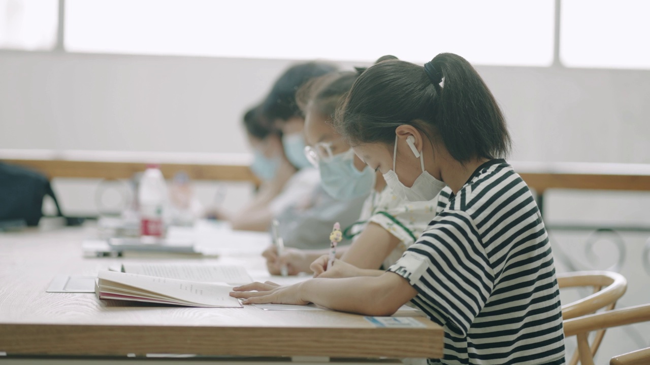 学生们在图书馆学习视频素材