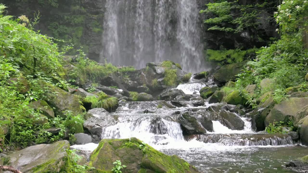 日本山涧中的小瀑布视频素材