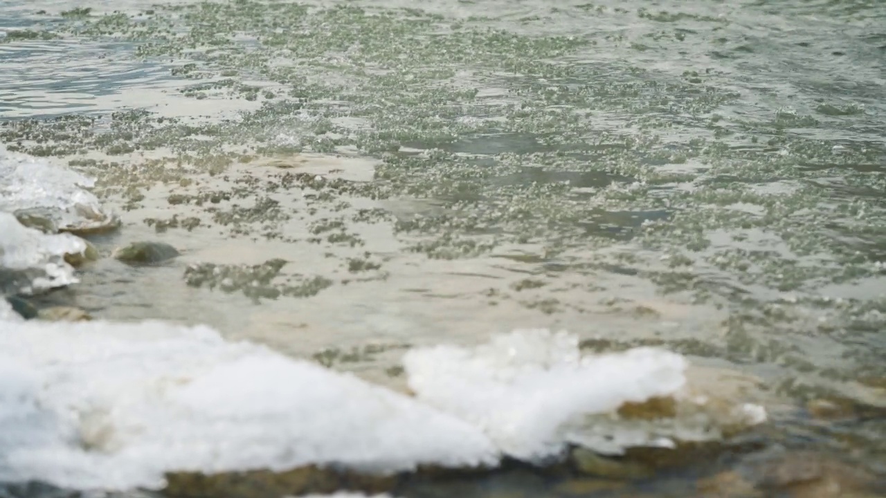 冬季河流表面的雪晶体和冰漂浮在水上-特写细节视频素材