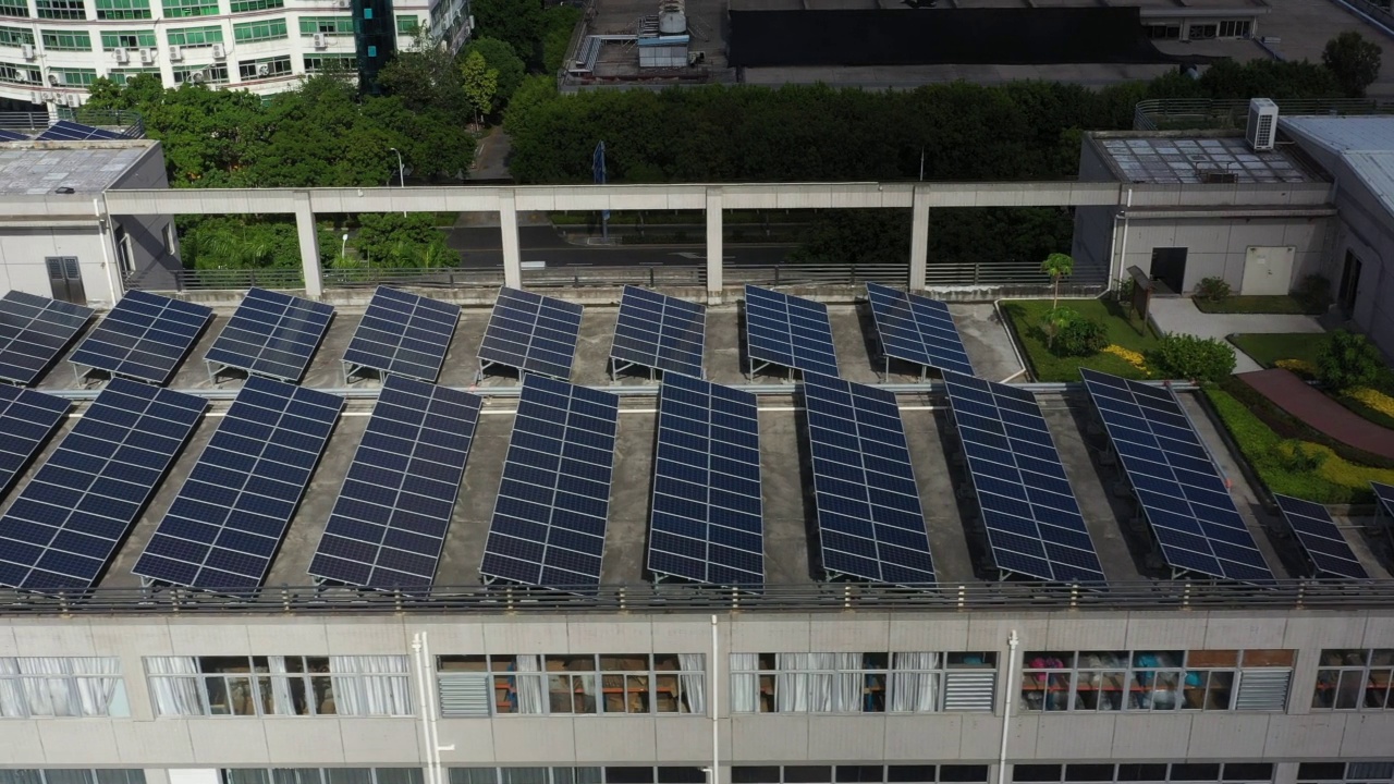 屋顶花园和太阳能电池板的俯拍视频素材