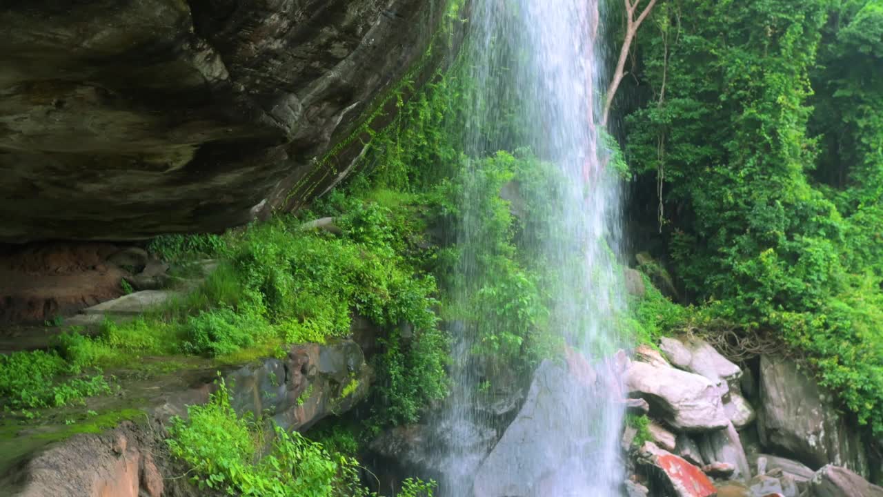 亚洲泰国乌邦叻他尼省悬崖石灰石上的Pha luang瀑布。鸟瞰风景自然。视频素材