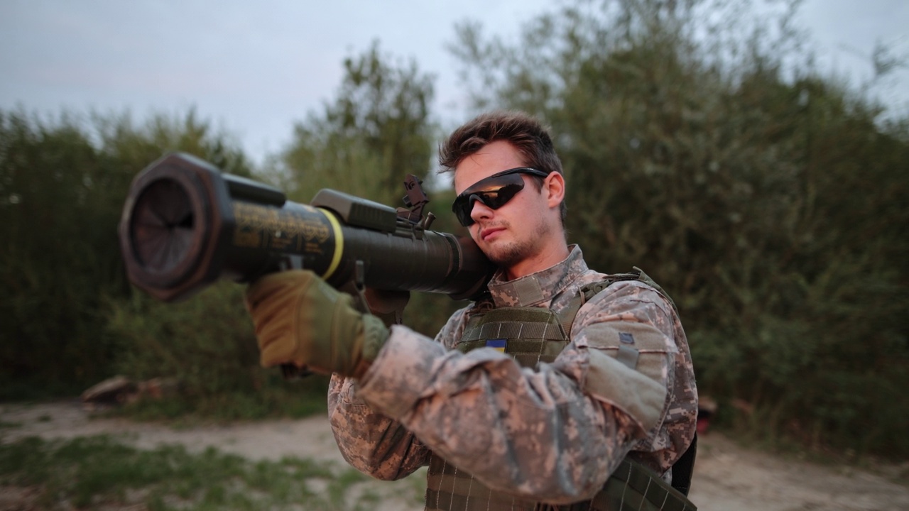 一名士兵用反坦克榴弹发射器瞄准目标视频素材