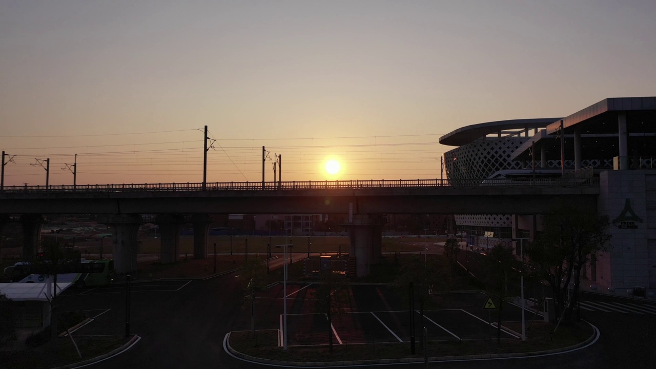 轻轨站的夕阳视频素材