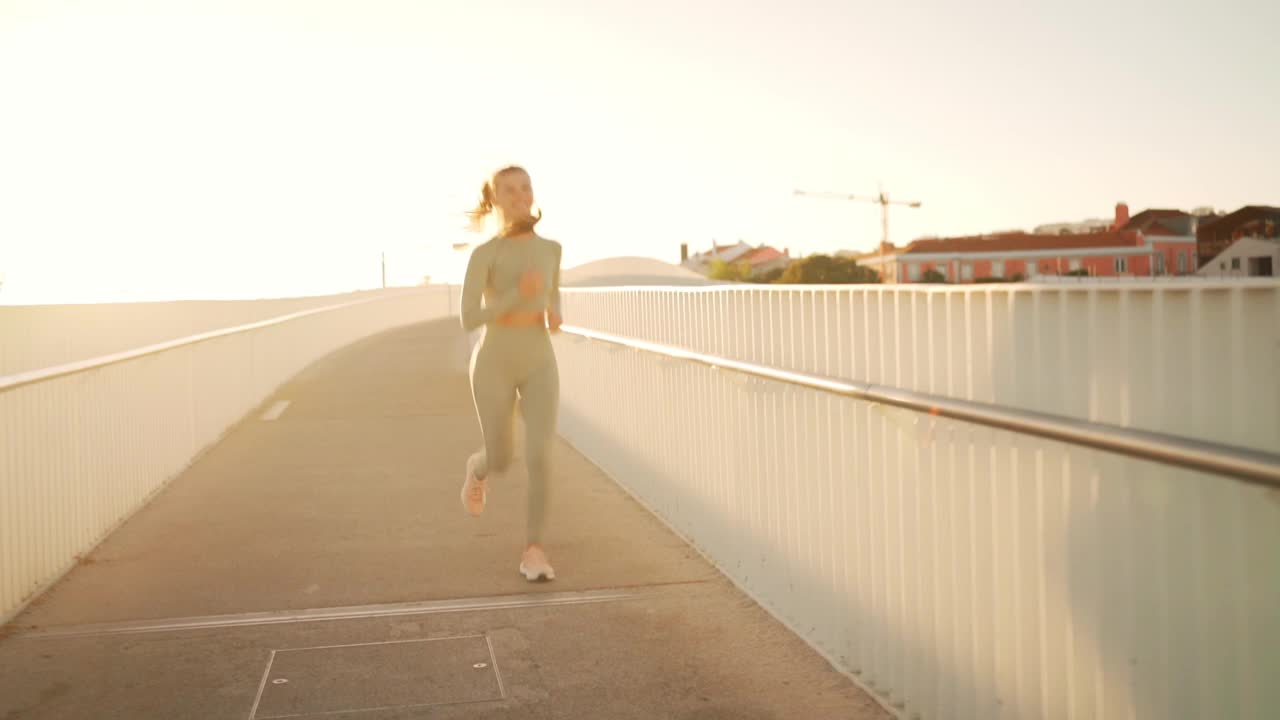 年轻女子穿着运动服自信地跑步的跟踪镜头视频素材