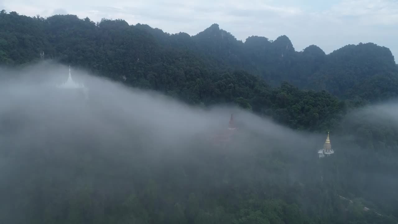 鸟瞰泰国素拉他尼的考那奈銮达摩寺公园，青山绿水，林木葱茏。泰国佛教寺庙建筑。旅游景点。视频素材