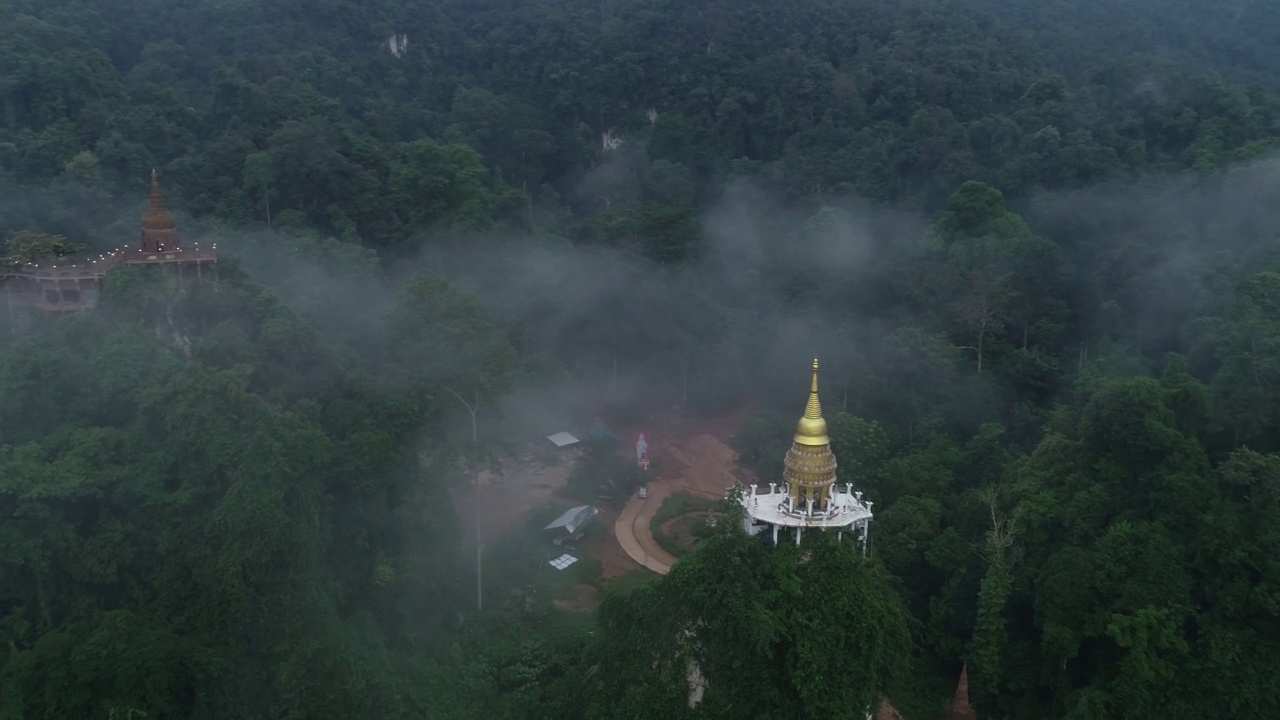 鸟瞰泰国素拉他尼的考那奈銮达摩寺公园，青山绿水，林木葱茏。泰国佛教寺庙建筑。旅游景点。视频素材