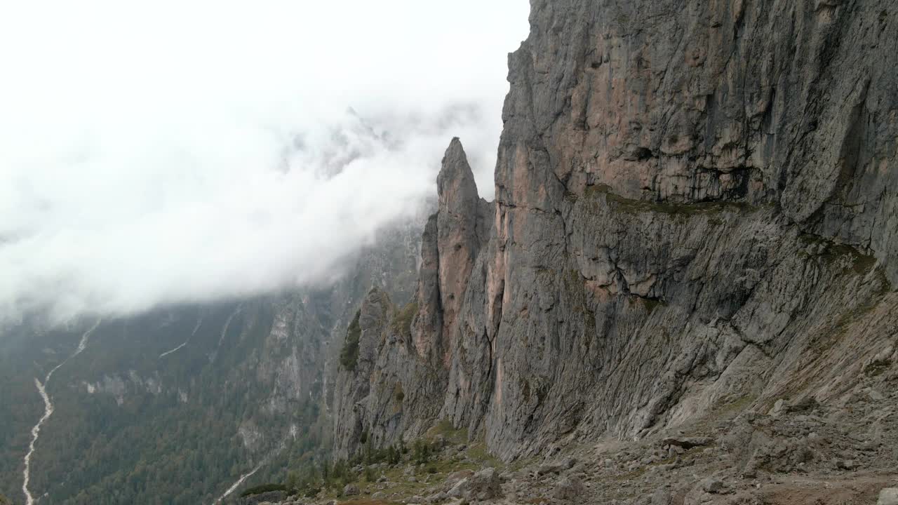 雾天空中俯瞰山脊和绿色山谷视频素材