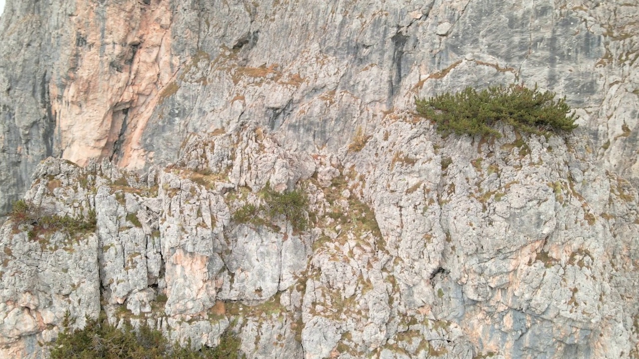 雾天空中俯瞰山脊和绿色山谷视频素材