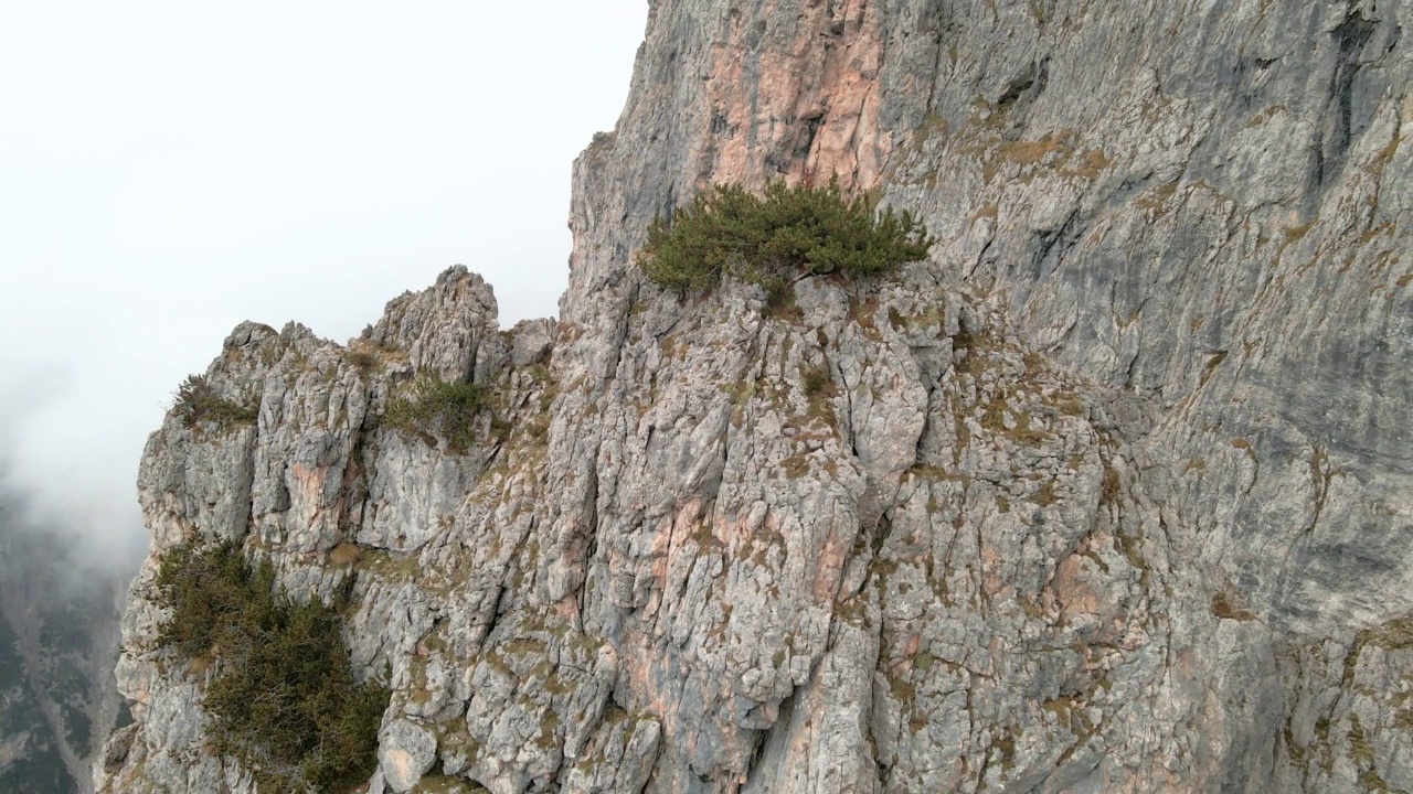 雾天空中俯瞰山脊和绿色山谷视频素材