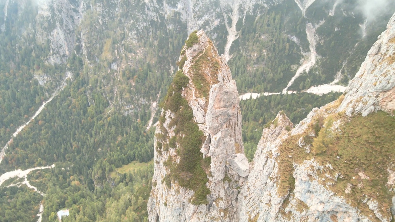 雾天空中俯瞰山脊和绿色山谷视频素材