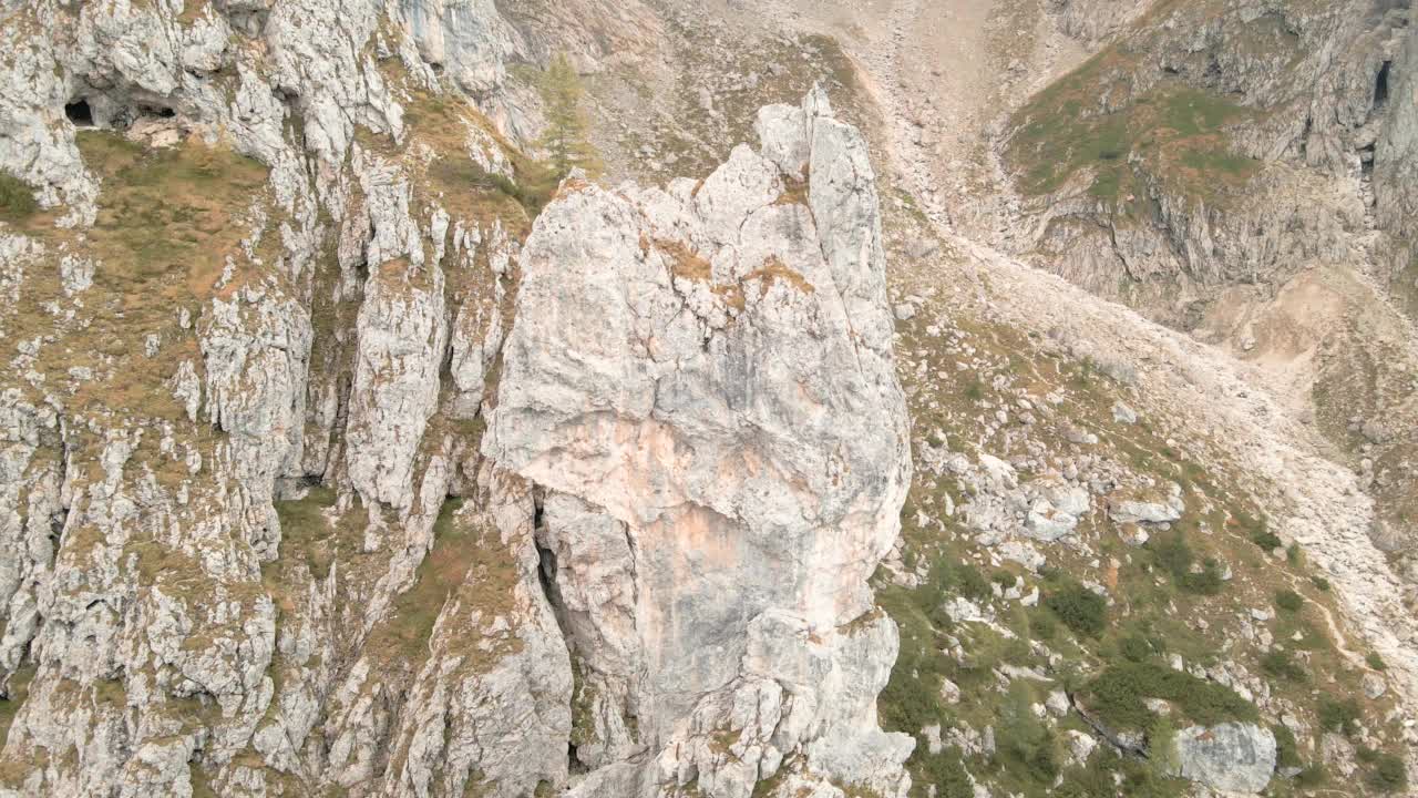 雾天空中俯瞰山脊和绿色山谷视频素材