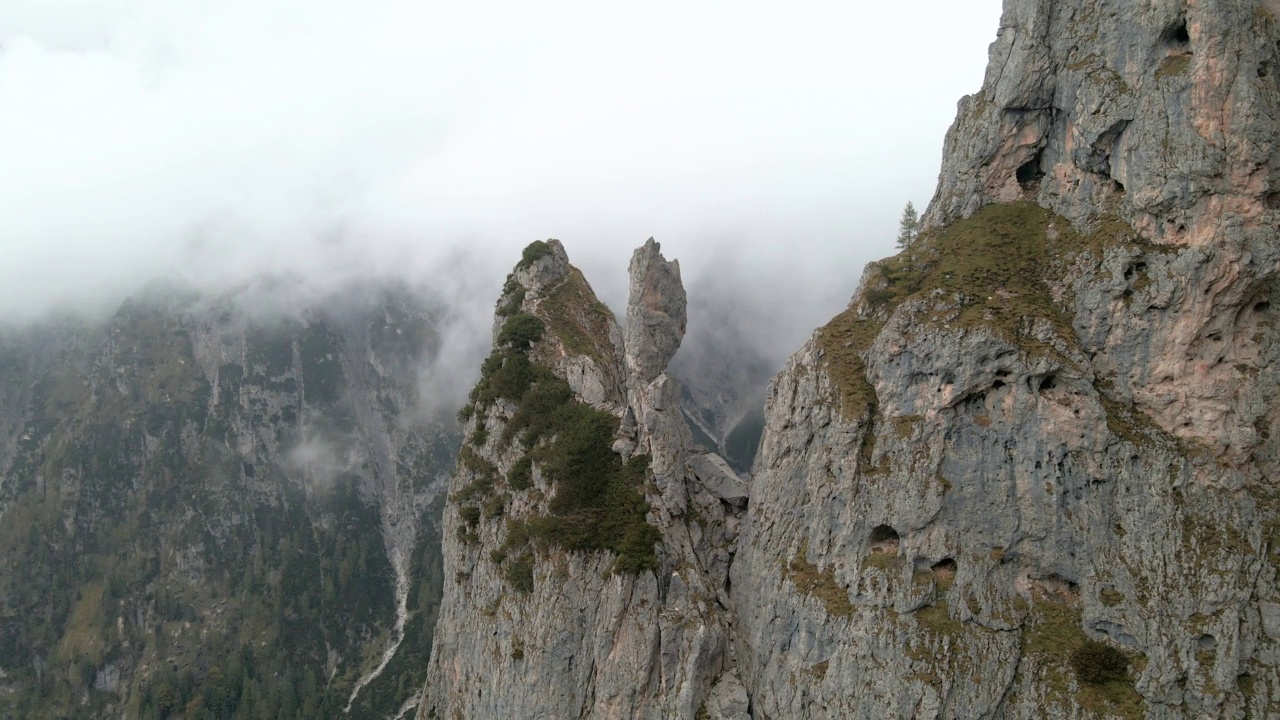 雾天空中俯瞰山脊和绿色山谷视频素材