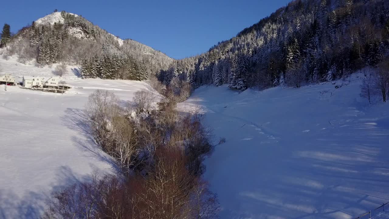 挪威卑尔根Kalandsvann地区的冬季景观视频素材