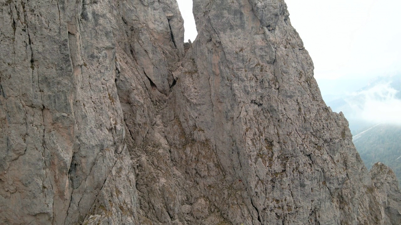 雾天空中俯瞰山脊和绿色山谷视频素材