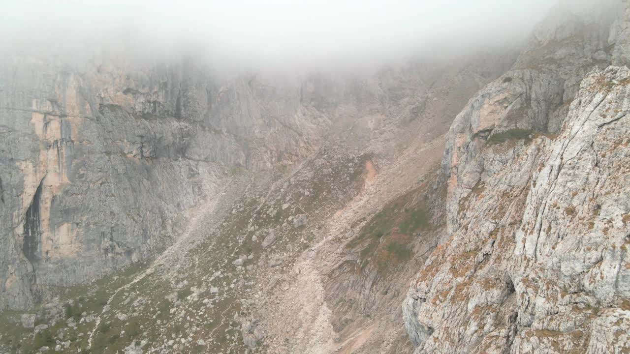 雾天空中俯瞰山脊和绿色山谷视频素材