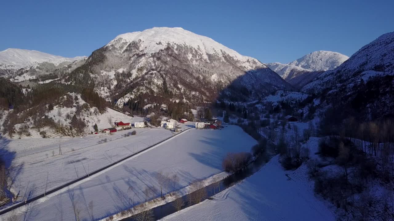 挪威卑尔根Kalandsvann地区的冬季景观视频素材