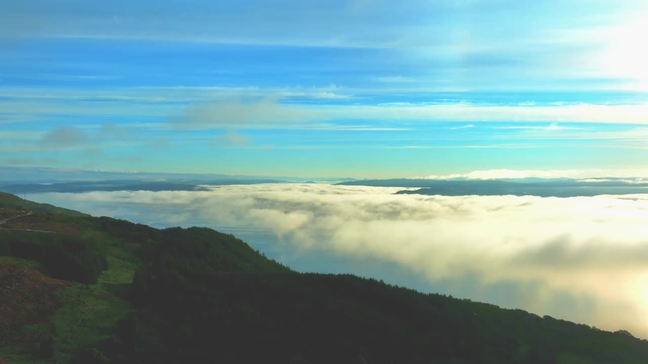 无人机在空中飞行。视频素材