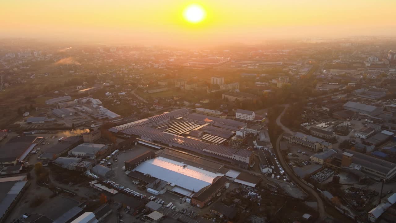 太阳能发电厂鸟瞰图，蓝色光伏板安装在工业建筑屋顶，生产绿色生态电力。生产可持续能源的理念视频素材