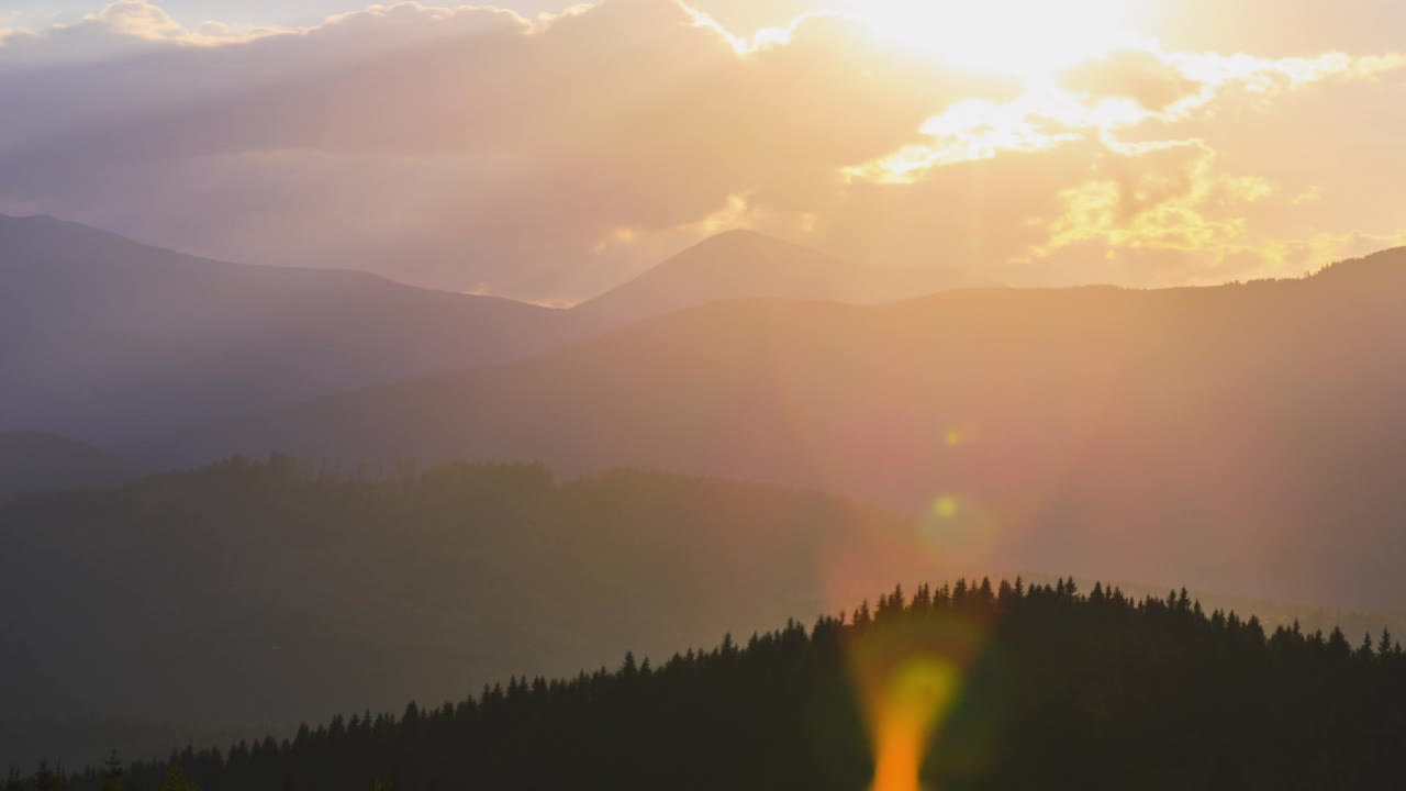 美丽的傍晚全景与明亮的夕阳在遥远的山峰在日落视频素材