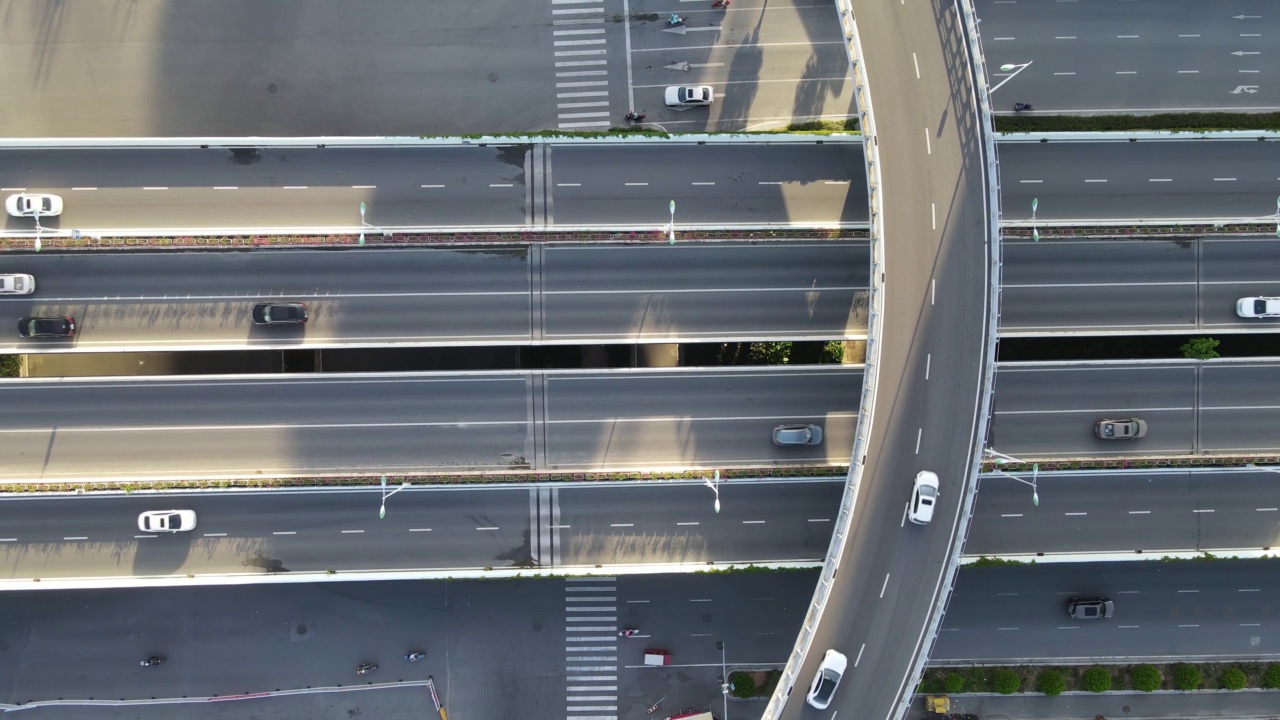 城市高架桥高速公路繁忙交通的高角度视野视频素材