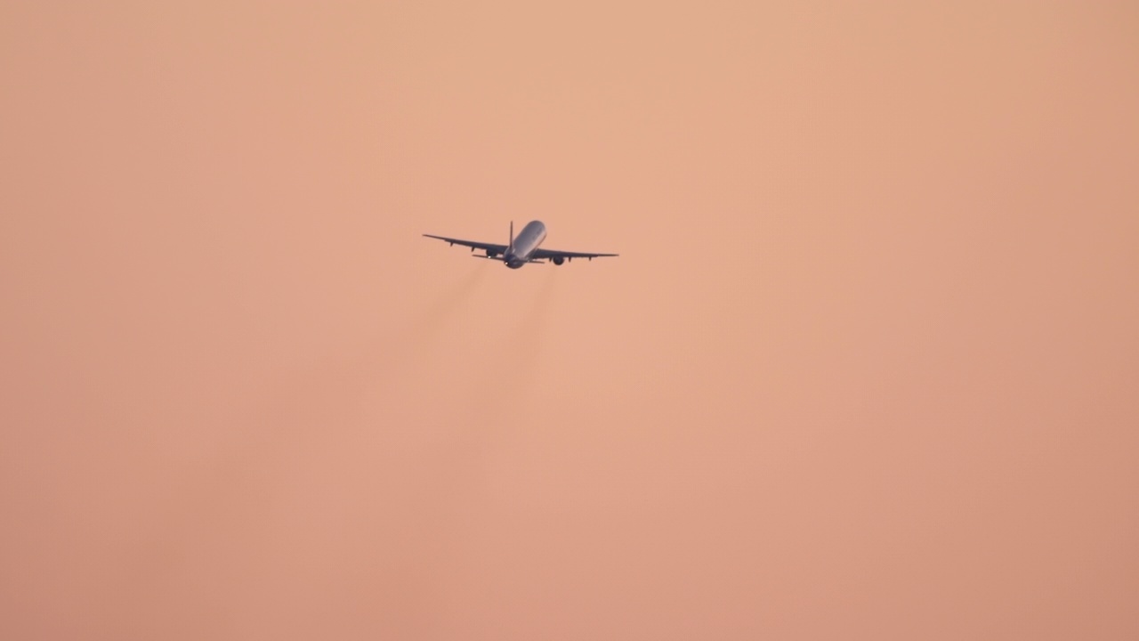 客机在黎明的天空视频素材