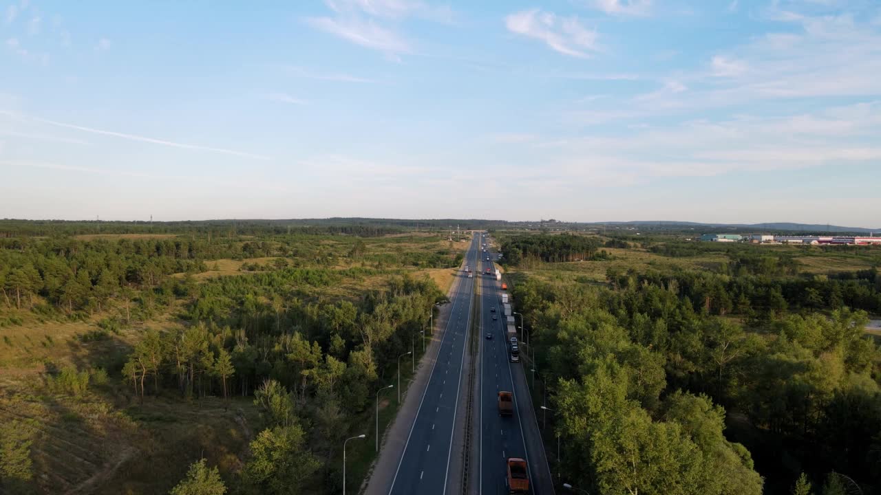 赛道上有汽车，中间是一片绿树蓝天的风景。视频素材