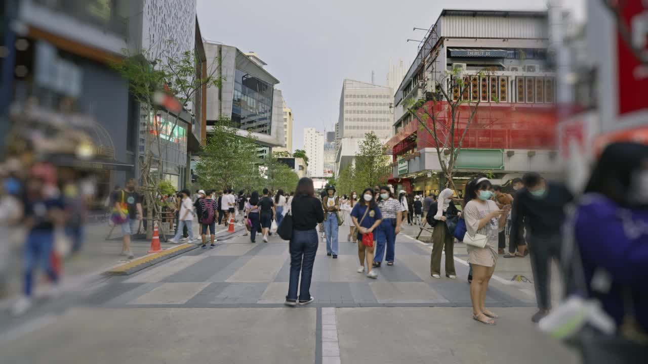 人们走在购物广场-暹罗广场，曼谷视频素材