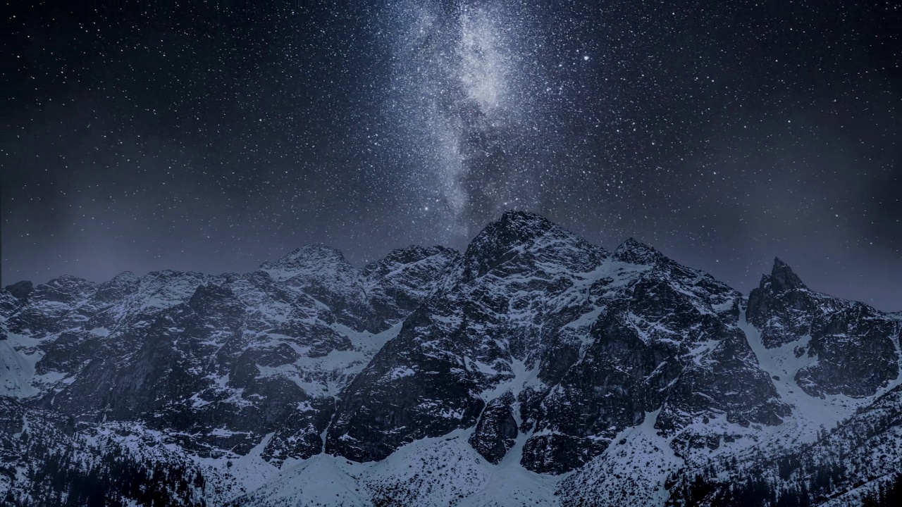 银河掠过白雪覆盖的塔特拉山，时间流逝视频素材