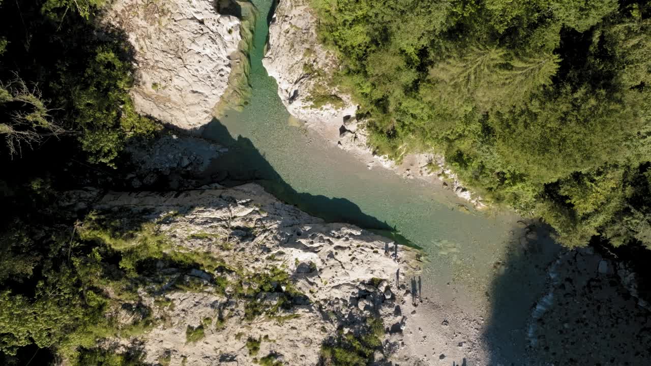 高清航空拍摄的意大利白云石河视频素材