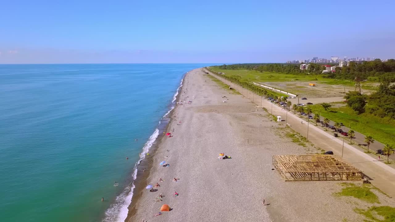 鸟瞰海滩和雨伞。海滩和蓝色的海水。视频素材