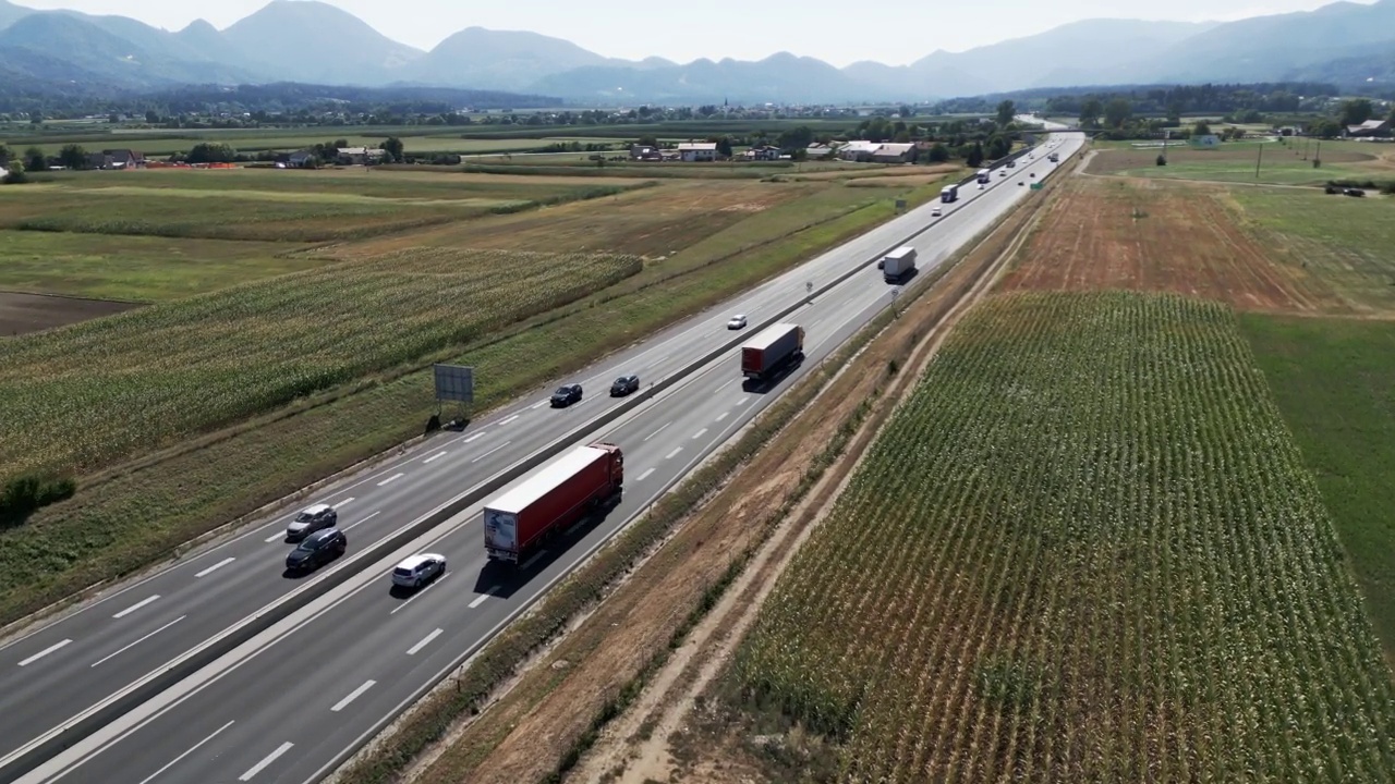 公路横贯乡间视频素材