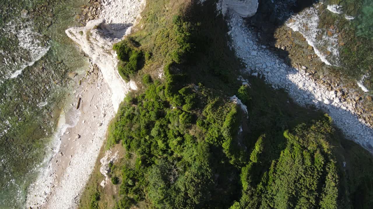 海边悬崖鸟瞰图视频素材