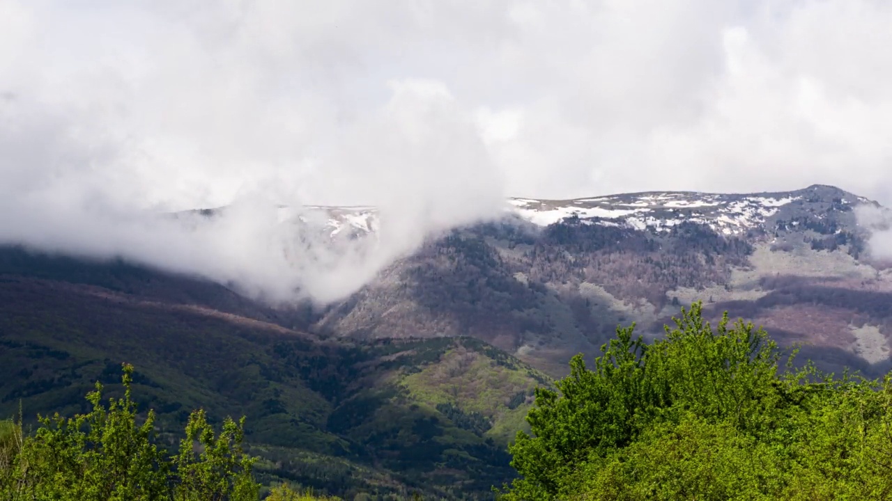 保加利亚维托沙国家公园积雪覆盖的山峰上的云的景观，时间流逝视频素材