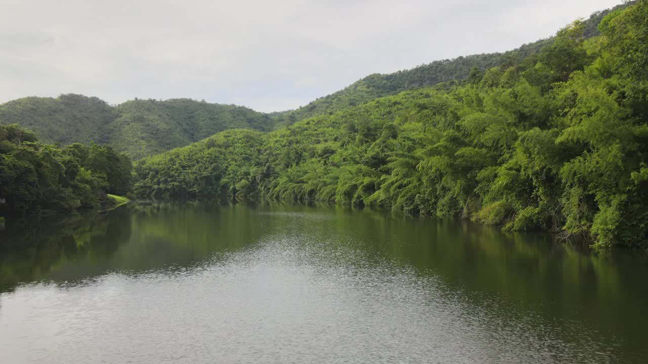 鸟瞰泰国北碧湖和度假村视频素材