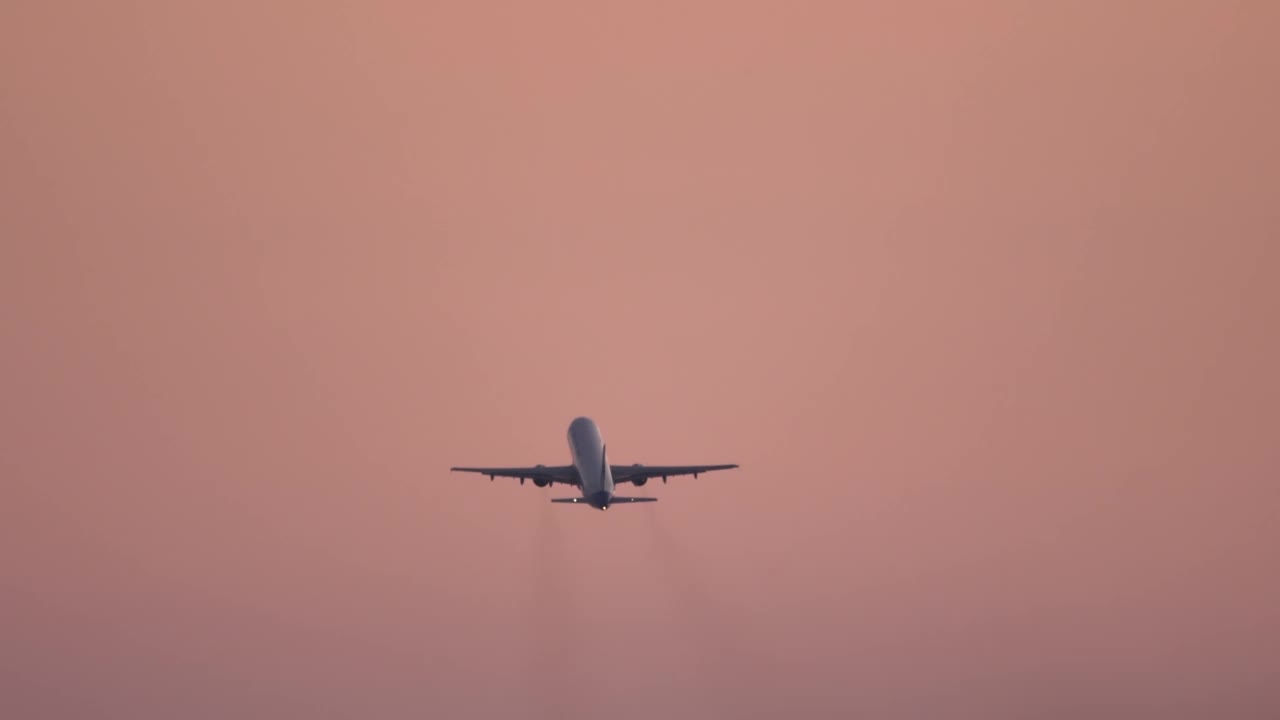 客机在黎明的天空视频素材