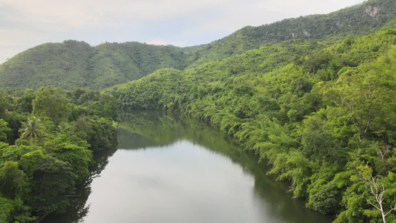 鸟瞰泰国北碧湖和度假村视频素材