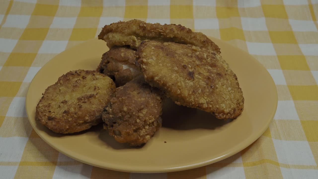 酥脆的鸡胸和鸡腿。自制面包炸肉排。视频素材