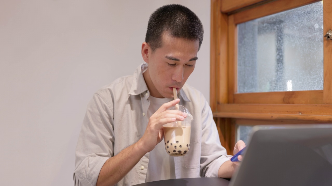 男人喝珍珠奶茶视频素材