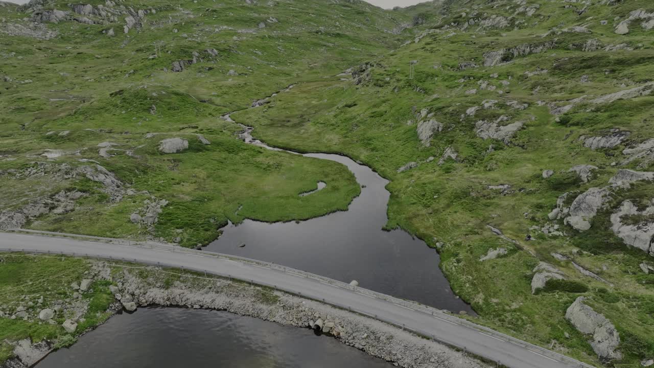 穿过挪威高地的公路鸟瞰图视频素材