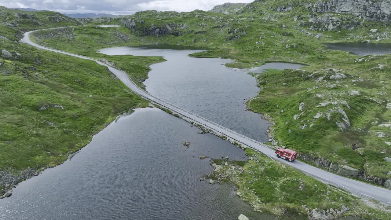 穿过挪威高地的公路鸟瞰图视频素材