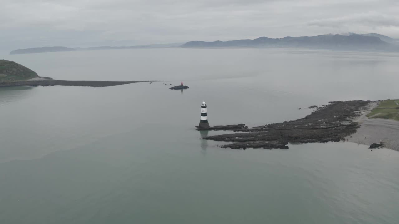 在阴天的海岬和岛屿之间的灯塔视频素材