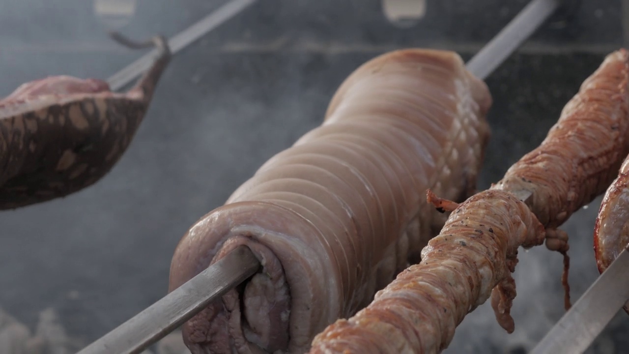 各种类型的猪肉串在金属烤肉串上视频素材