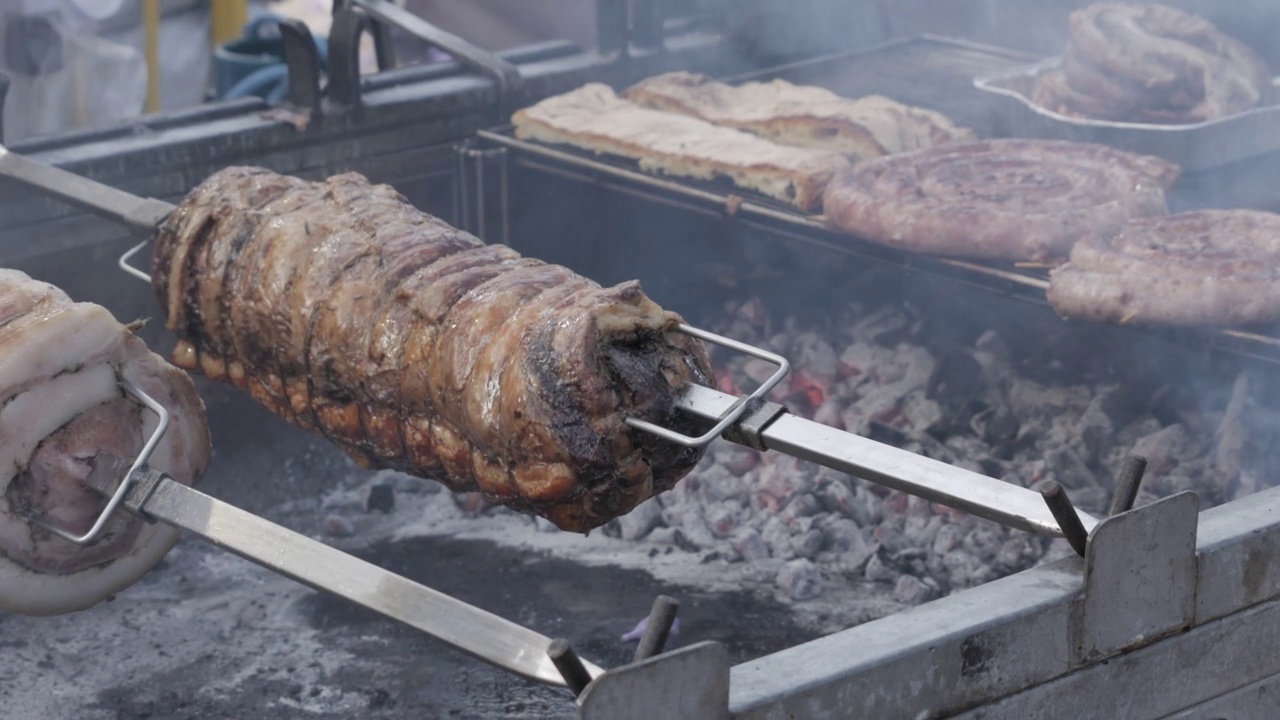 各种类型的猪肉串在金属烤肉串上视频素材