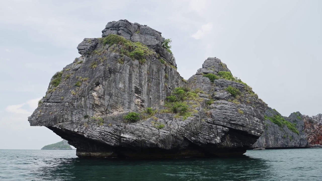 泰国岛屿景观，昂通国家海洋公园，令人惊叹的美丽的石灰岩喀斯特岩层热带风景，海景和海洋，东南亚，泰国岛屿景观视频素材