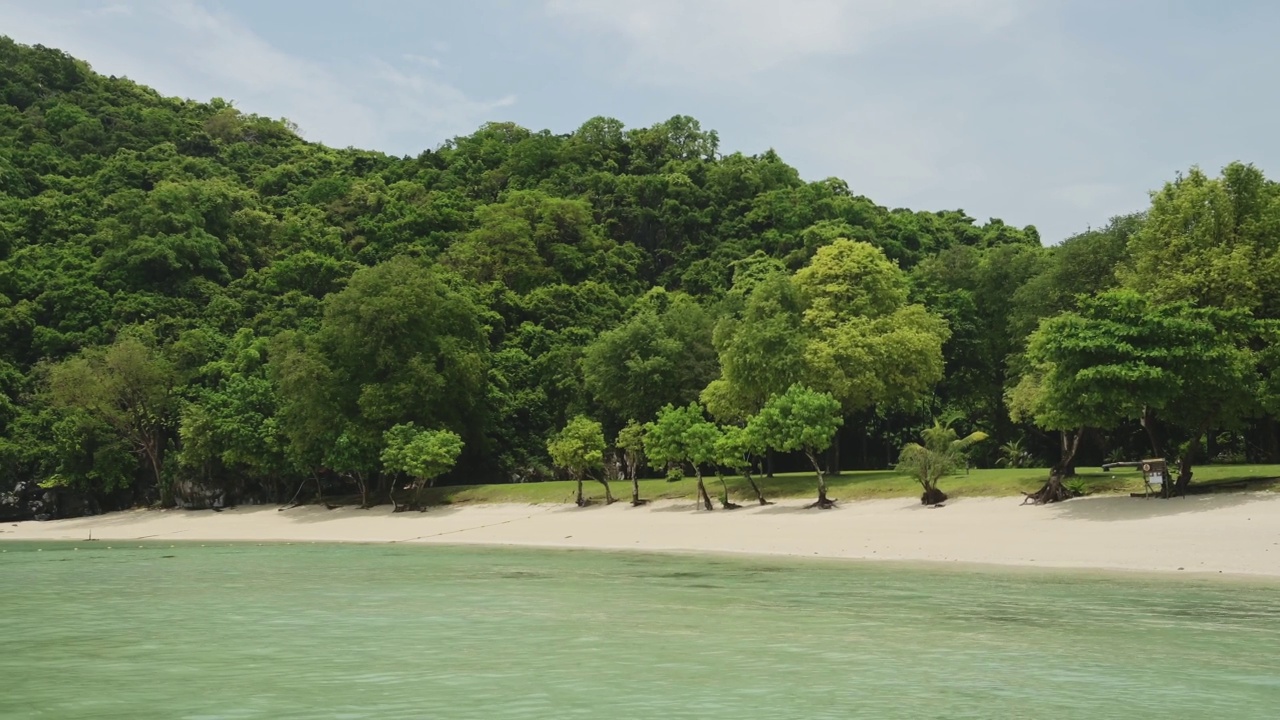 泰国美丽的海滩，热带岛屿的沙滩，热带天堂景观和昂通国家海洋公园的风景，泰国，东南亚视频素材