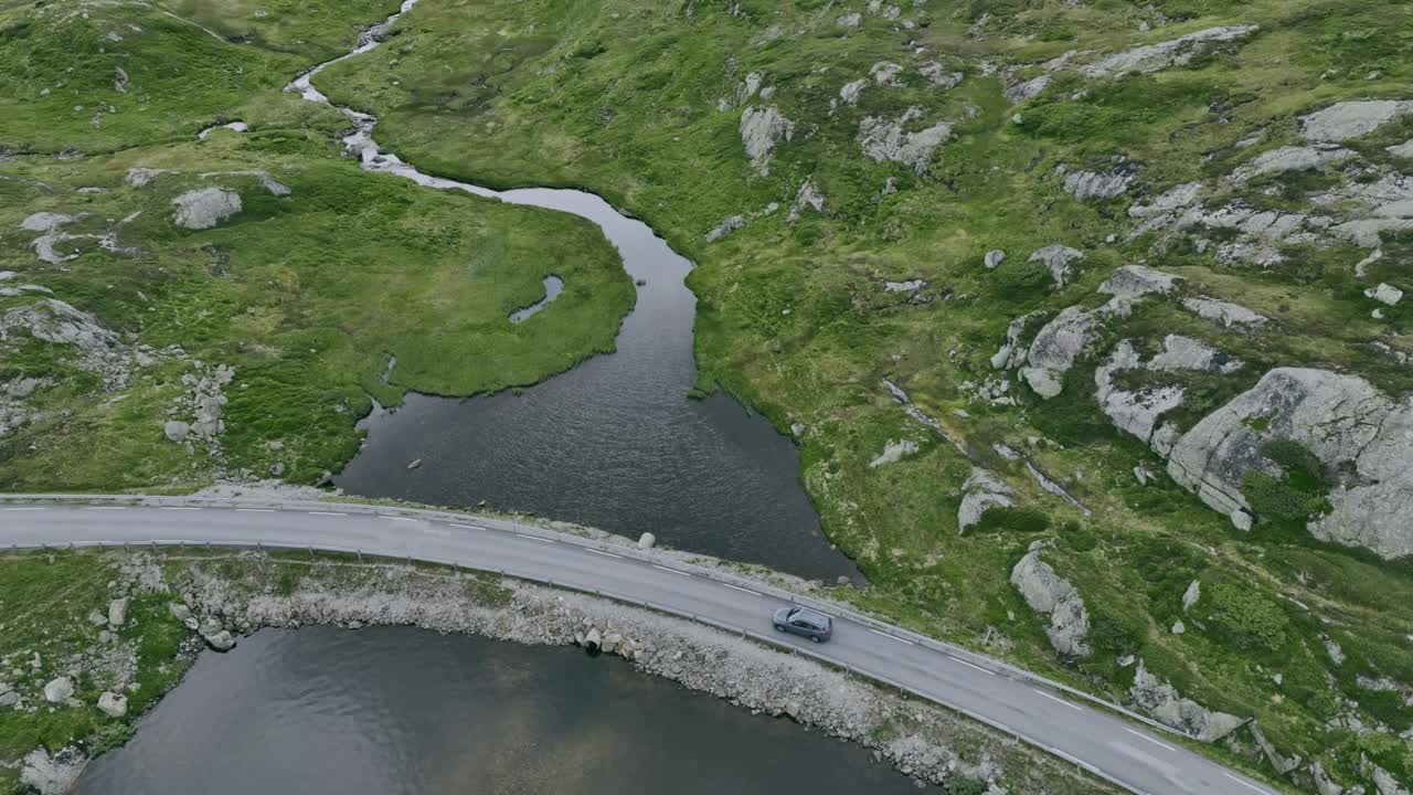 穿过挪威高地的公路鸟瞰图视频素材