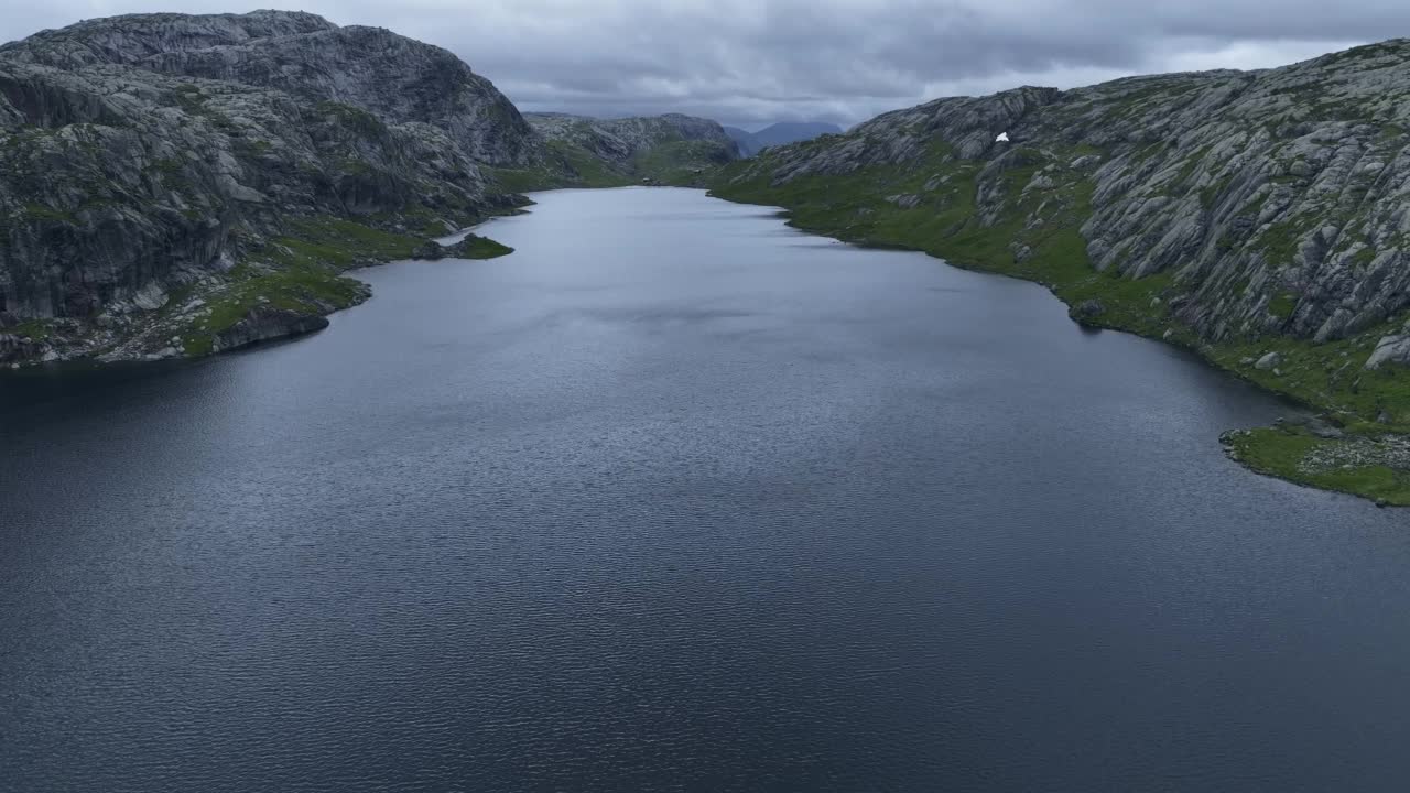 挪威湖的鸟瞰图视频素材