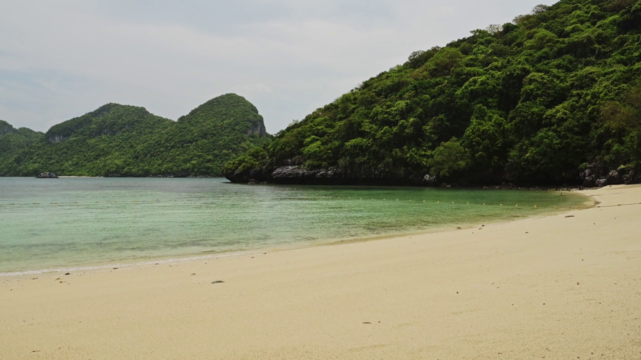 泰国美丽的海滩，热带岛屿的沙滩，热带天堂景观和昂通国家海洋公园的风景，泰国，东南亚视频素材